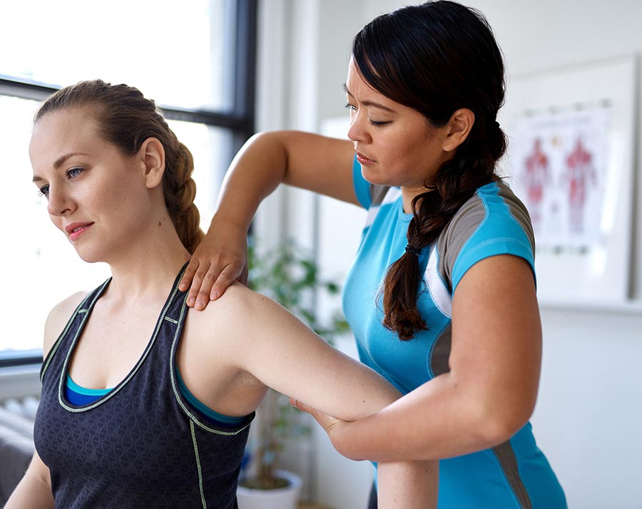 Female-athlete-receiving-examination-of-shoulder-pain