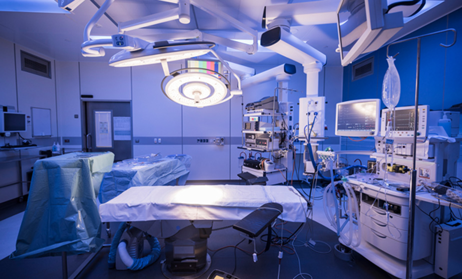 Operating-room-with-surgical-equipment